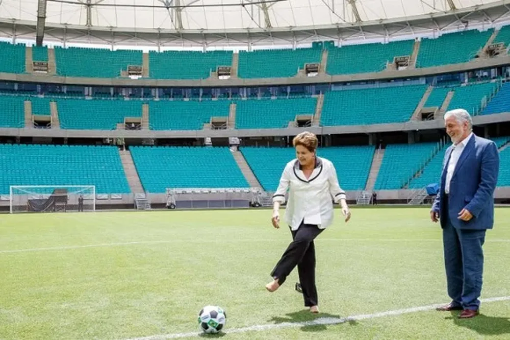 Dilma Rousseff inaugurando el tercer estadio para Brasil 2014.