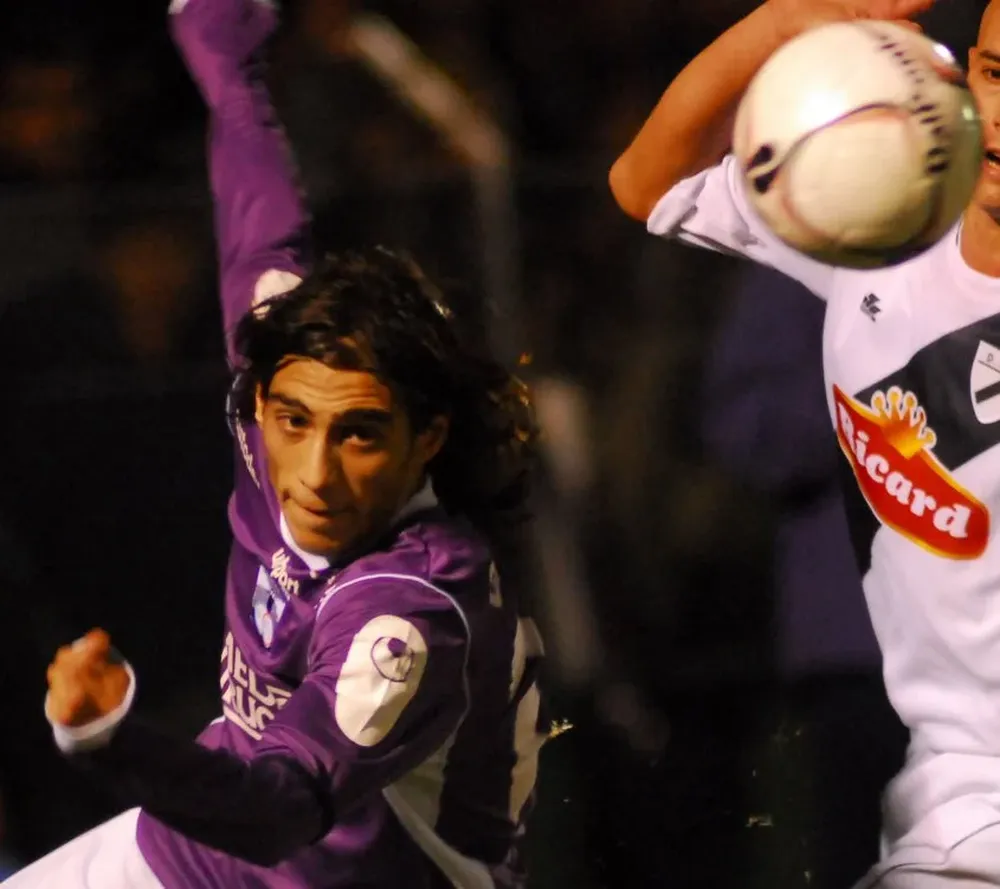 Martín Cáceres jugó una temporada en Defensor Sporting.