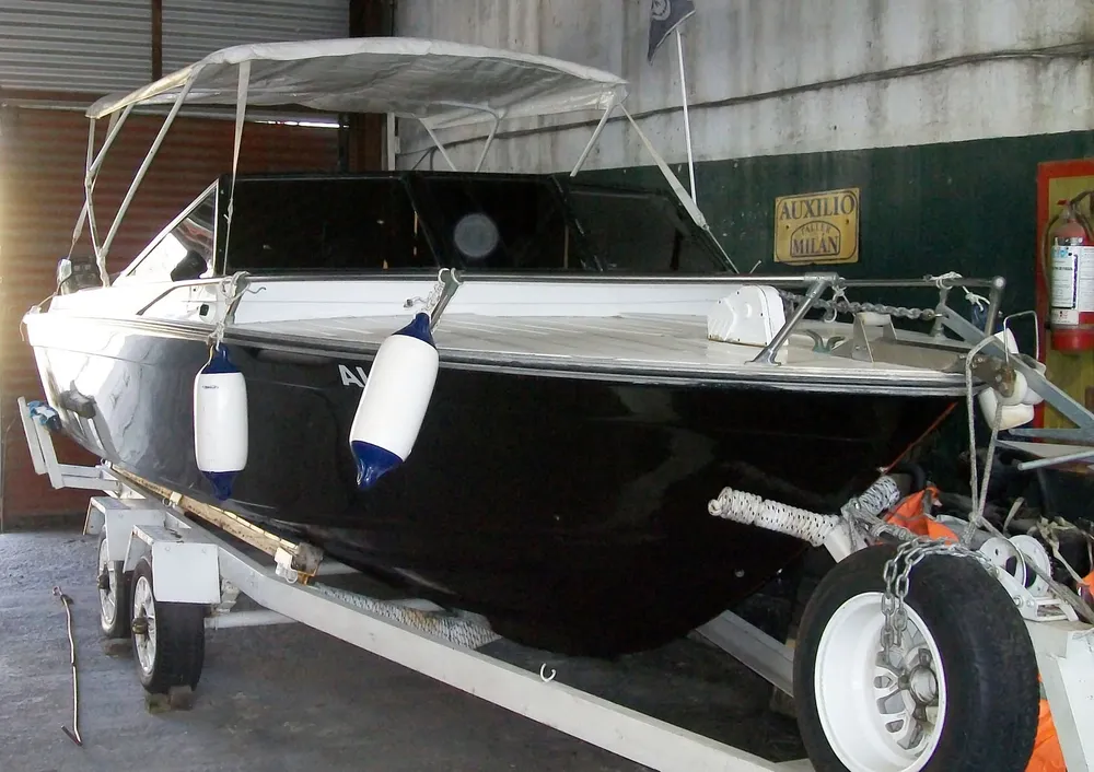 La lancha está en exhibición en el local de Galicia 1069