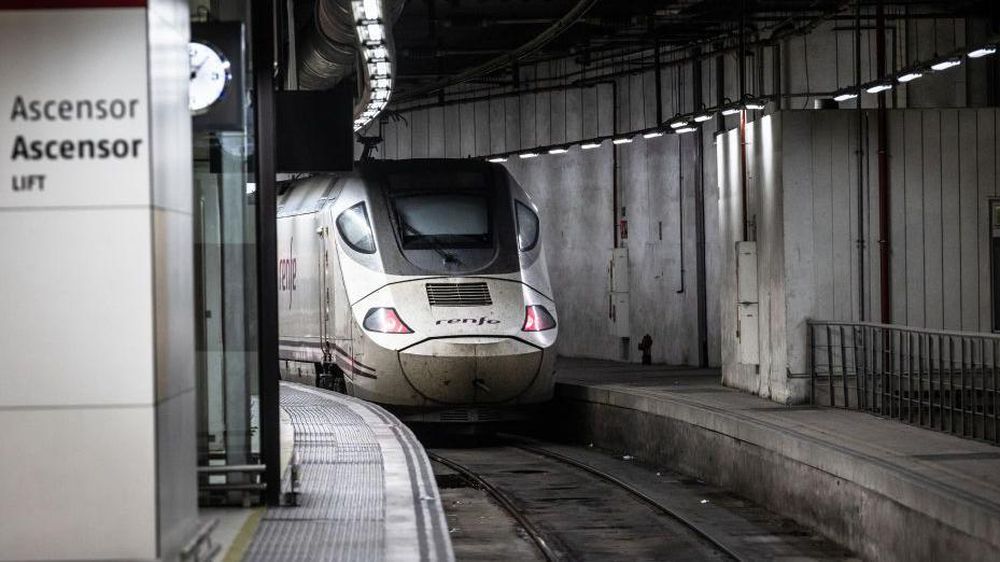 España ha construido una de las mayores redes de alta velocidad ferroviaria del mundo y la más densa en kilómetros por habitante.