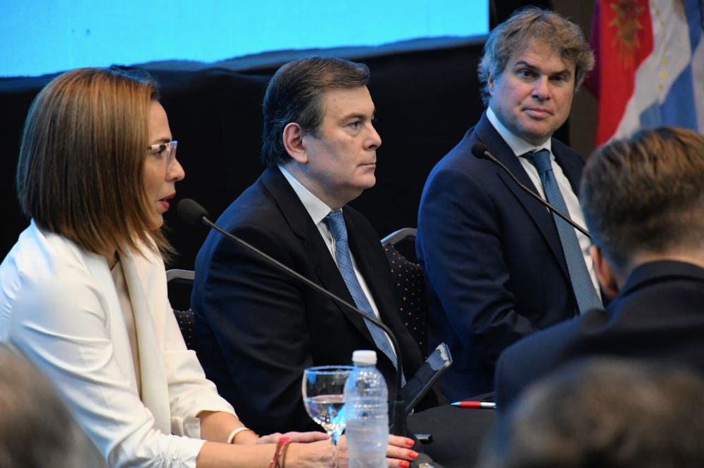 La representante del BID en Argentina Viviana Alva Hart, el gobernador de Santiago del Estero Gerardo Zamora y James Scriven, gerente general de BID Invest