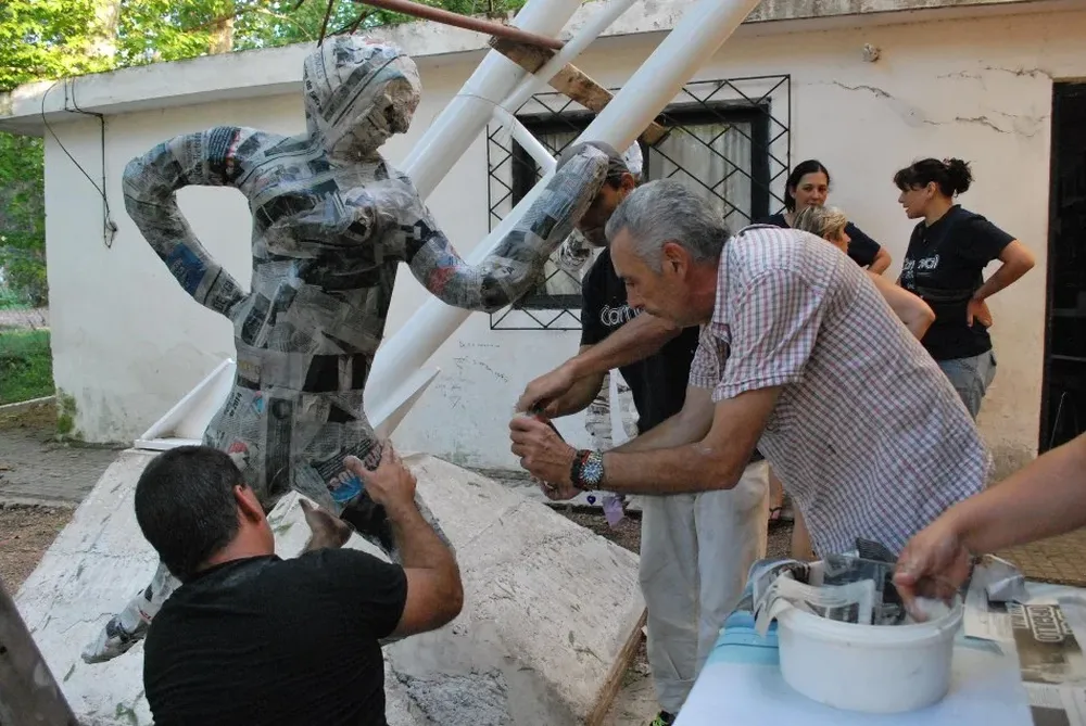 Vecinos trabajan decorando el tablado Monte de la Francesa