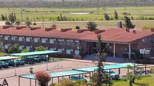 El hotel tiene 54 habitaciones y piscinas propias.
