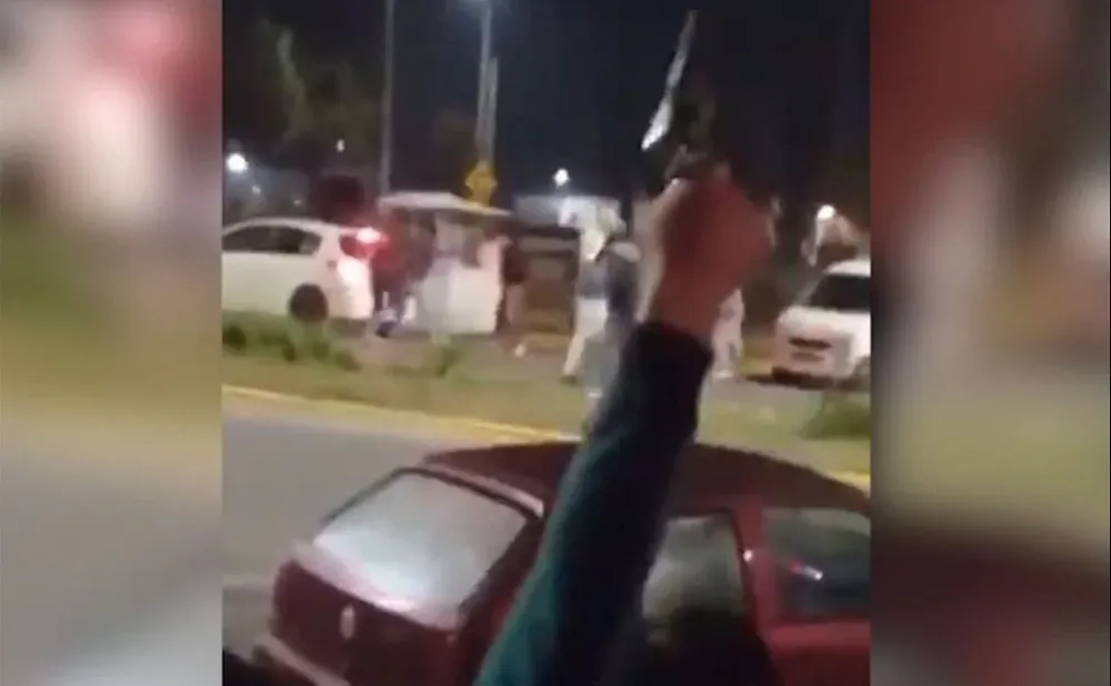 El video registra al menos un disparo de arma de fuego, y a un patrullero que pasa por el lugar pero no se detiene