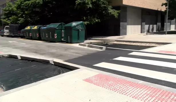 Paseo de peatones permeable en la calle Carmen Baroja Nessi.