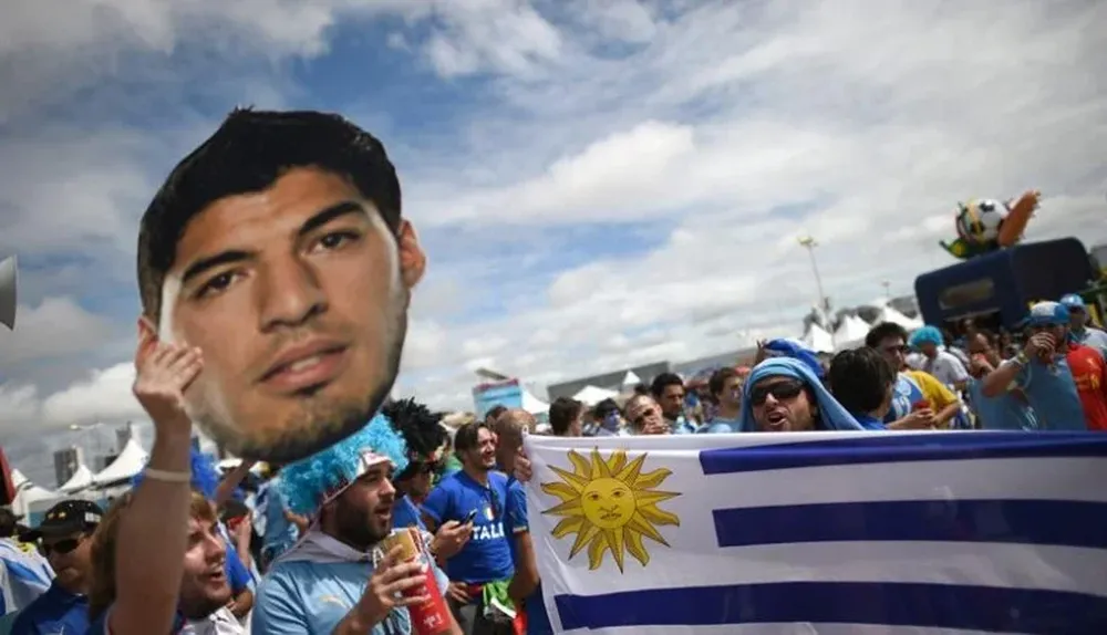 Hinchas de Uruguay llegan al estadio de Natal