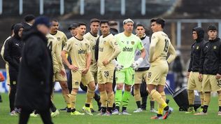 Los jugadores de Peñarol tras la derrota con Cerro en el Tróccoli Los jugadores de Peñarol tras la derrota con Cerro en el Tróccoli