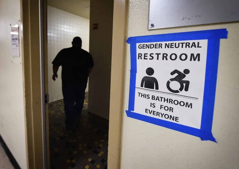 Carteles fuera de un liceo para reclamar por baños de género neutral en Los Ángeles.