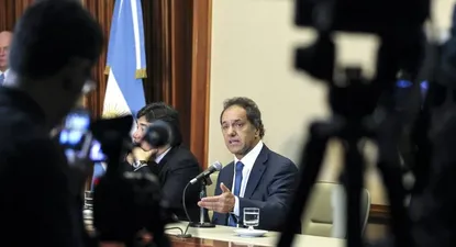 Scioli debió regresar de un viaje a Italia para hacerse cargo de las complicaciones por las inundaciones.