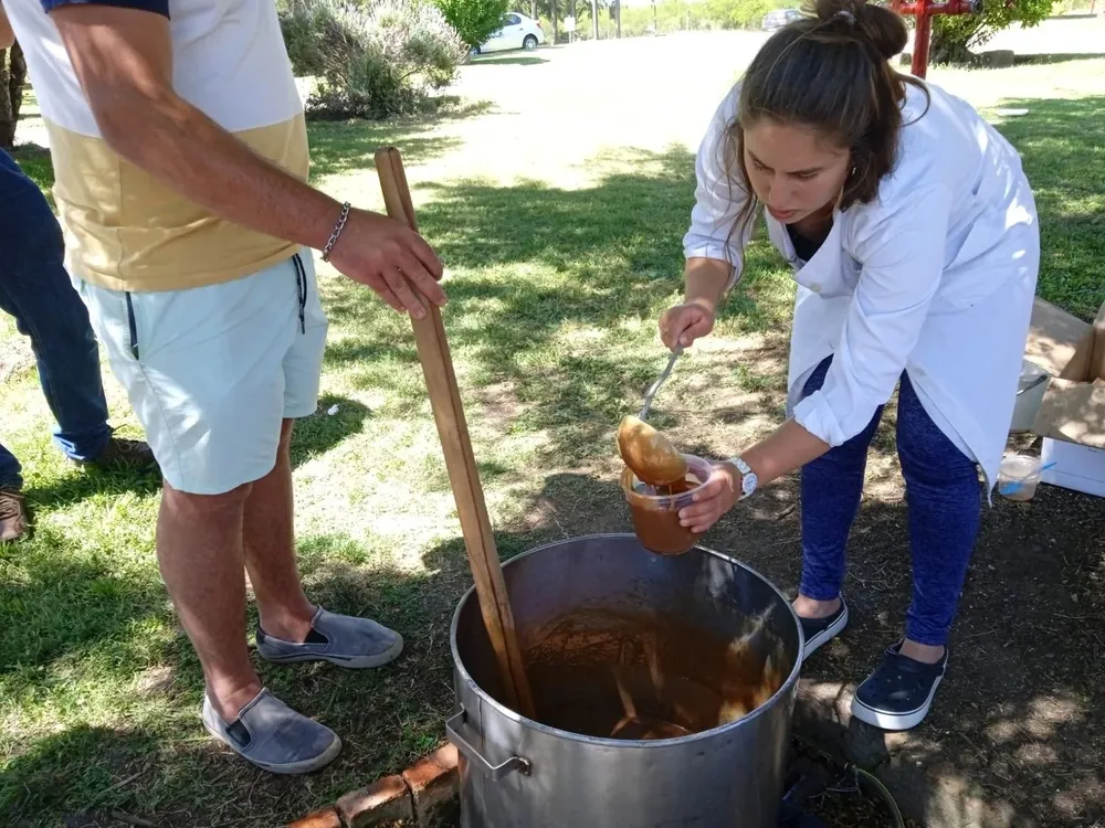Estudiantes de la Escuela de Lechería de Nueva Helvecia produjeron 15 kilos de leche durante el primer concurso de dulce de leche.