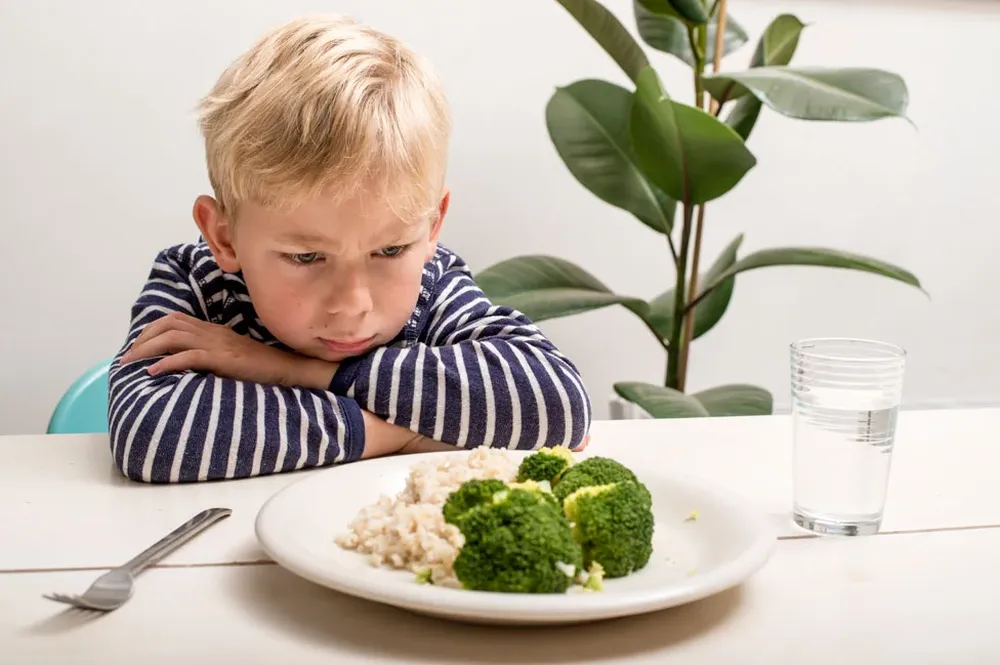 Muchos niños rechazan algunos alimentos sanos, pero es posible modificar sus hábitos alimenticios.