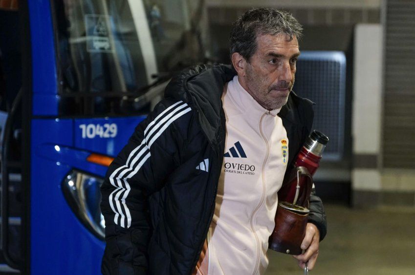 Guillermo Almada, DT del Real Oviedo, en la llegada del equipo a Vallecas, antes de la suspensión