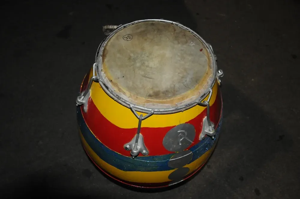 Tambores en silencio anoche en el Ramón Collazo