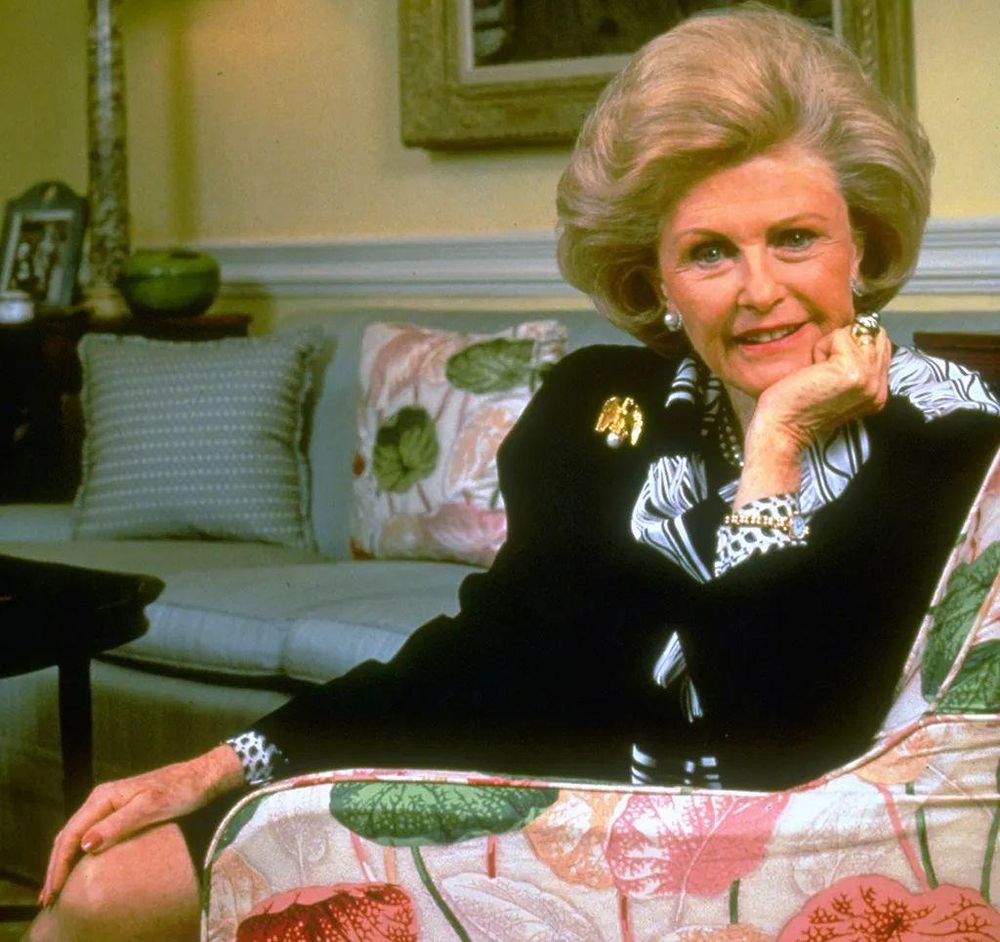 Fue embajadora de EE.UU. en Francia desde 1993 hasta su muerte, en 1997.