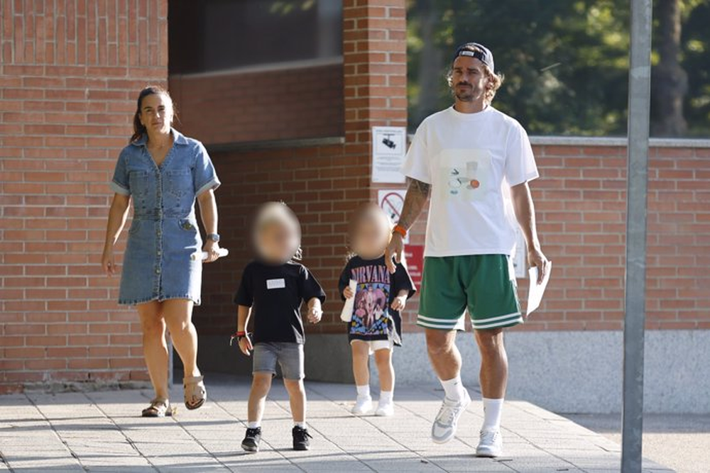 Antoine Griezmann y su familia, también integrantes de la escuela.