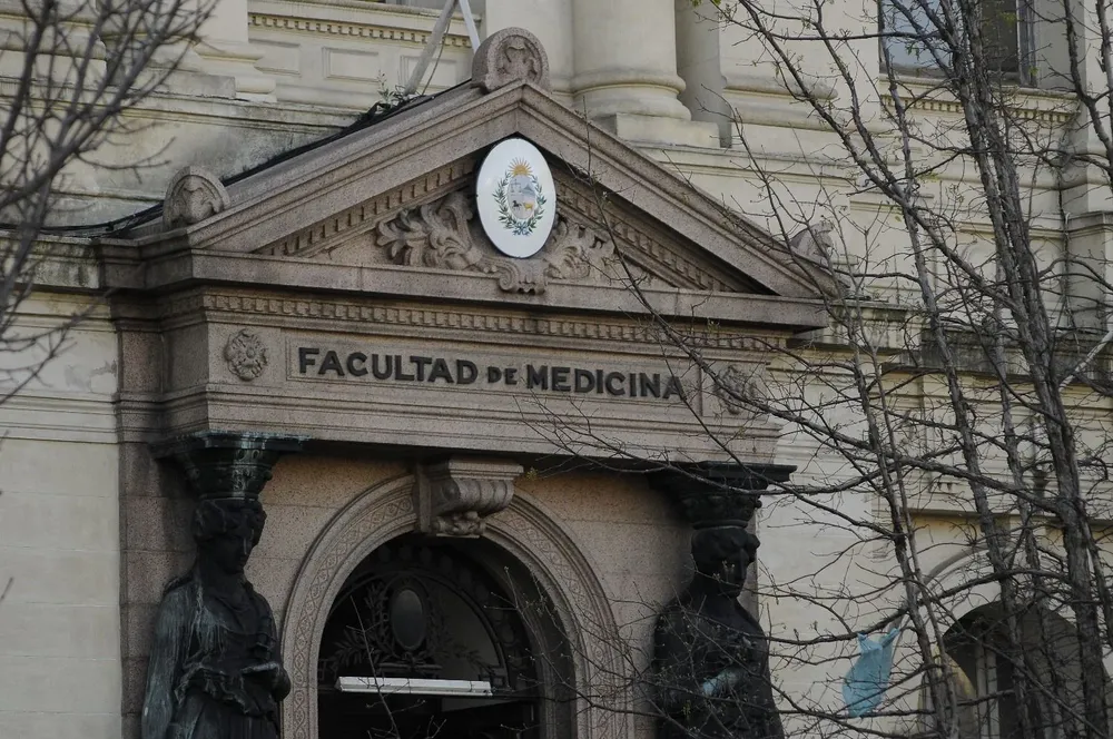 Fachada de la Facultad de Medicina
