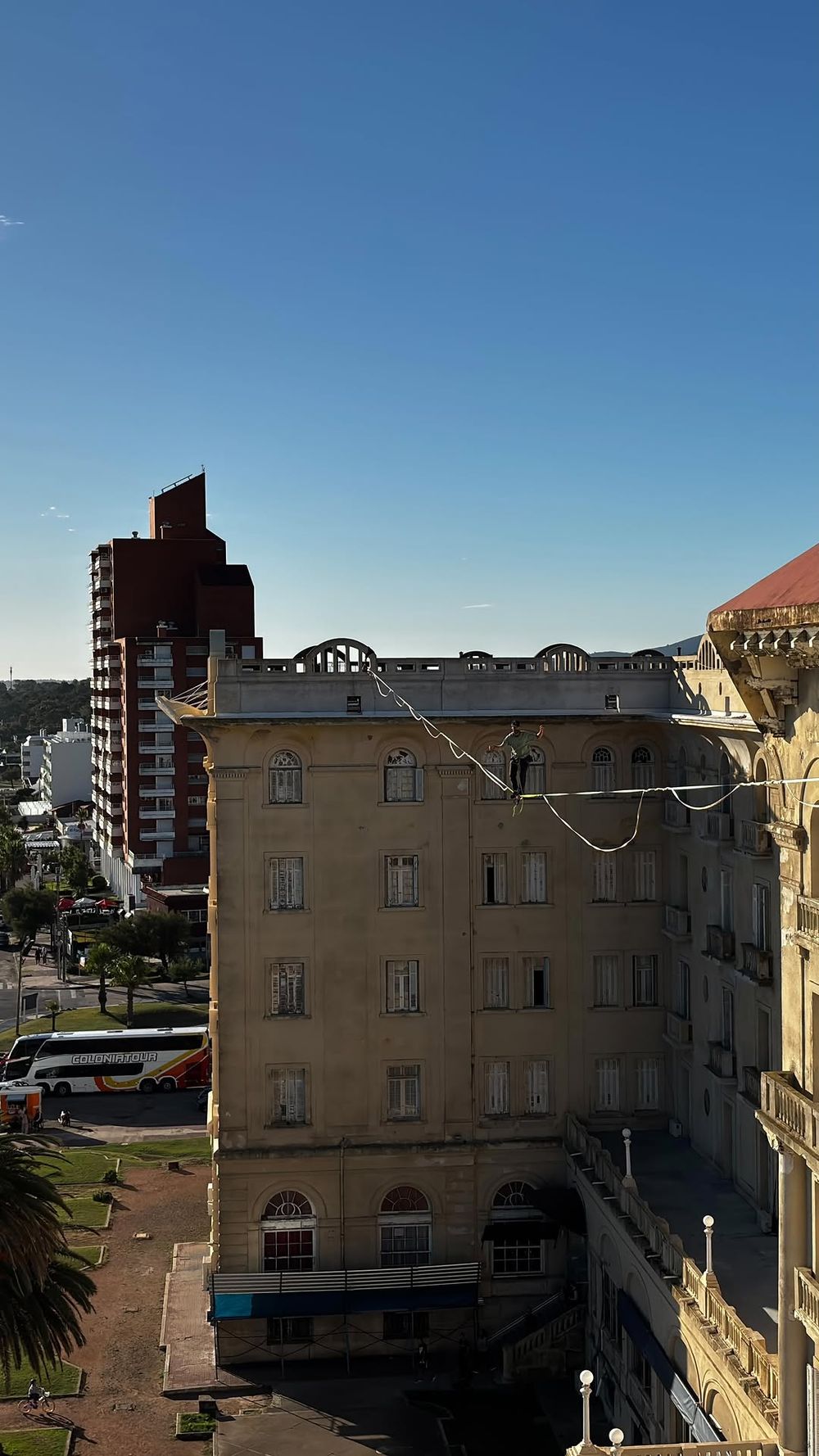 Felipe Melgar haciendo highline en el Argentino Hotel de Piriápolis