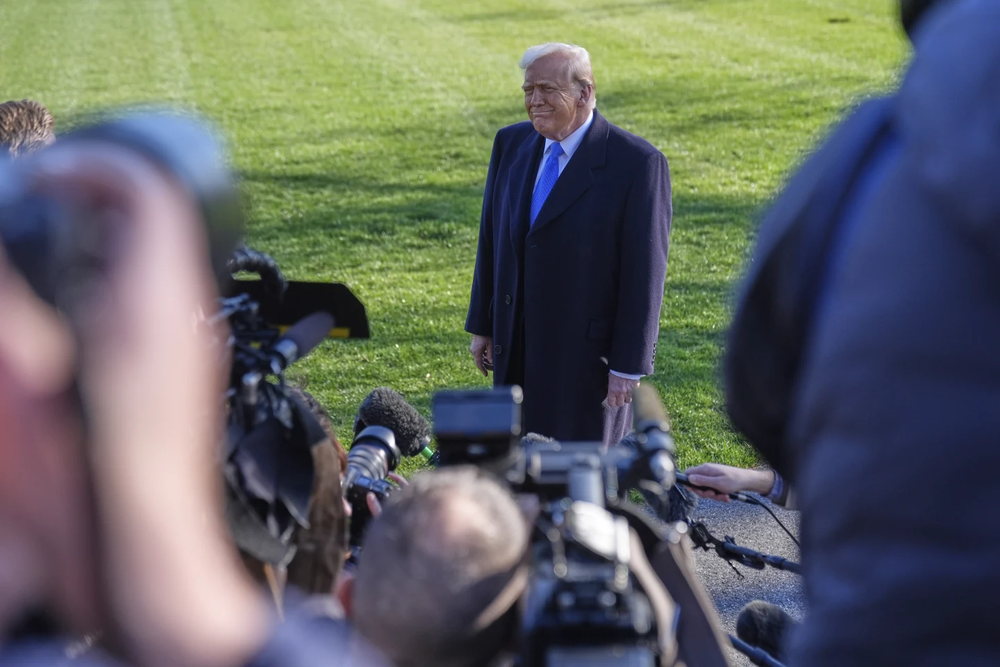 Donald Trump con la prensa, medios de comunicación. AP