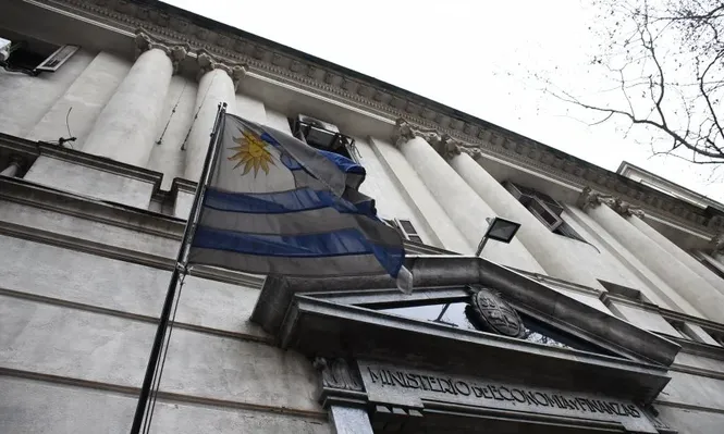 Uruguay lanza emisión y recompra de bonos globales en dólares