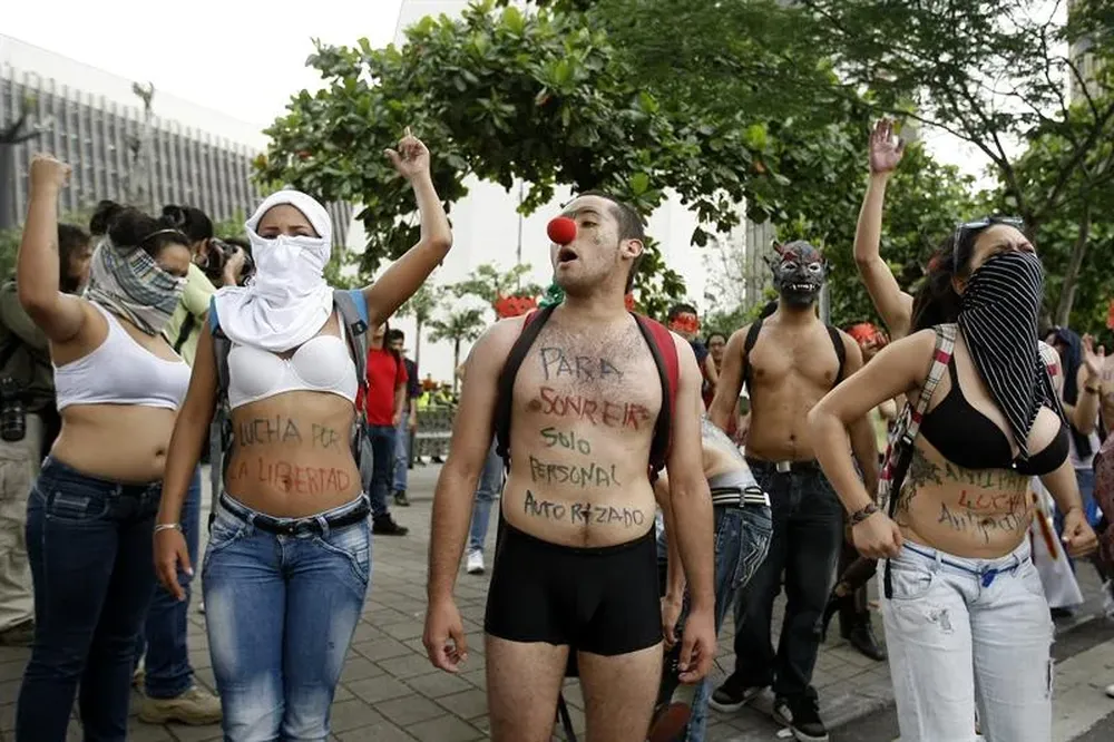 Un grupo de estudiantes participa en Medellín, Colombia, en una desnudatón en protesta