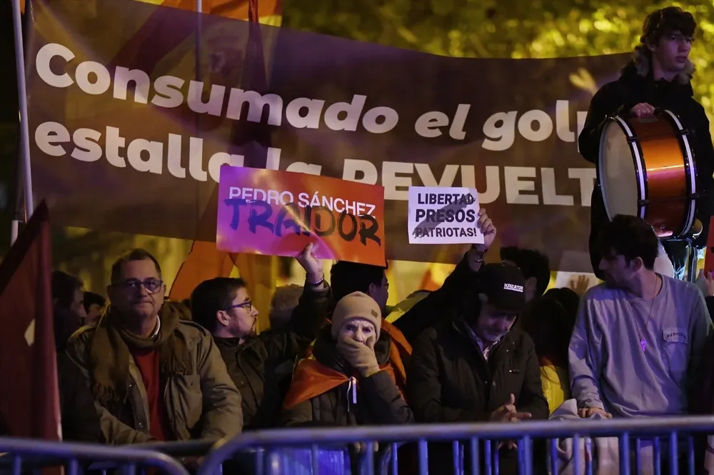 Decenas de personas portan carteles y pancartas durante una protesta en la calle Ferraz, este viernes 10 de noviembre