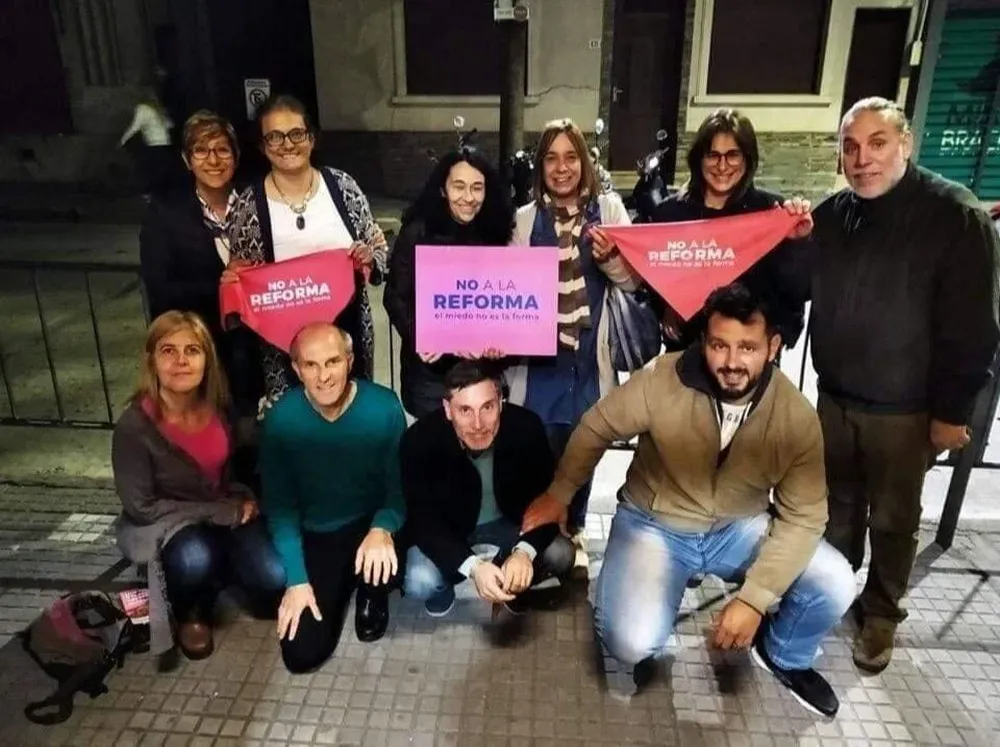 Archivo: docentes del liceo 1 con carteles de No a la Reforma