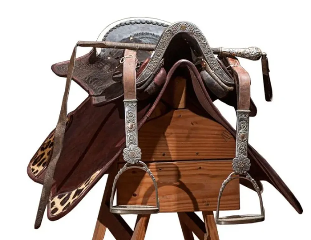 Recado completo de montura con cabezada de plata y oro, filete de plata, estribos y pasadores de plata y oro