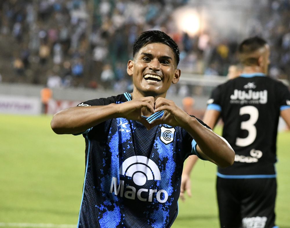 Mauro Cachi celebra su gol contra Central Córdoba