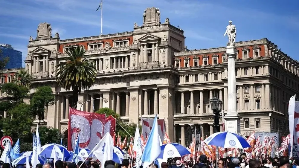 La CGT, LA CTA, la izquierda se movilizan a Tribunales en contra del DNU