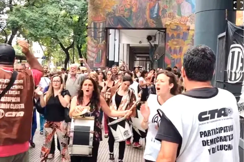 Este martes trabajadores estatales intentaron ingresar a varias dependencias en protesta por los despidos