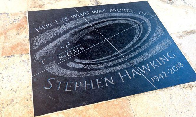 Además de la ecuación, la lápida dice: "Aquí yace lo que era mortal de Stephen Hawking (1942-2018)".