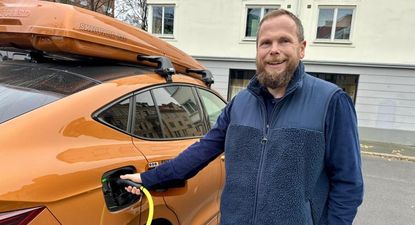 Al igual que un tercio de los automovilistas noruegos, Ståle Fyen conduce ahora un coche eléctrico.