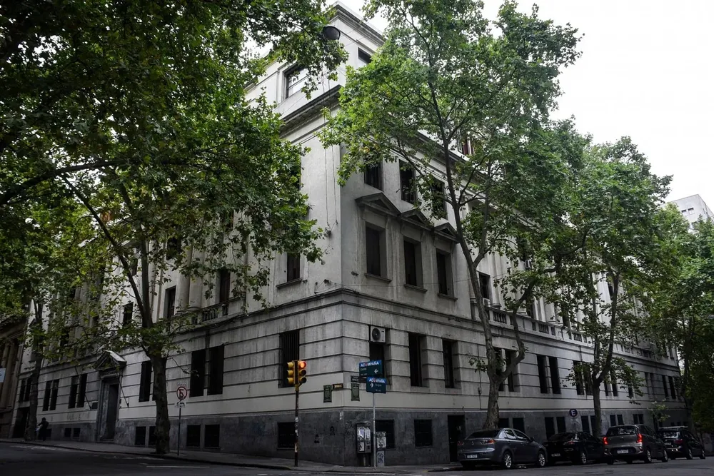 El gobierno procurará reducir el peso de la deuda en dólares en 2021.