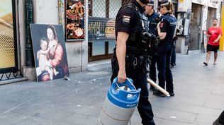 La policía retira una bombona de gas de la calle Montera. EUROPA PRESS. 