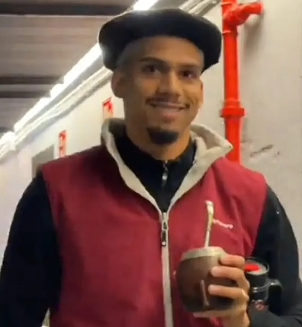 Ronald Araujo llegó con una vestimenta muy especial al Camp Nou para jugar con Barcelona el clásico ante Real Madrid