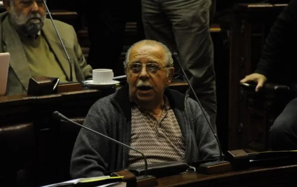 E.l diputado es el cnetro de las miradas
