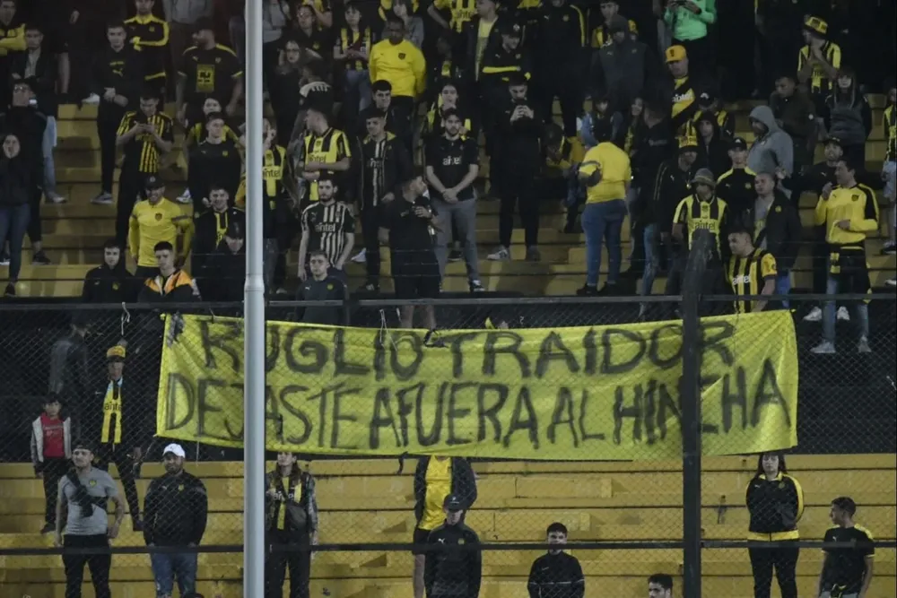 La hinchada contra Ruglio en la Cataldi