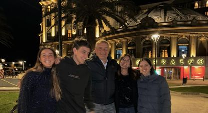 Diego Aguirre junto a su familia en su cumpleaños 59