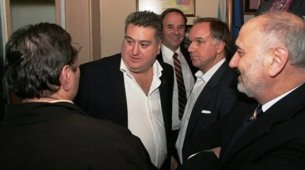 Mario Molina Alonso recibiendo los primeros saludos tras ser electo presidente de la institución