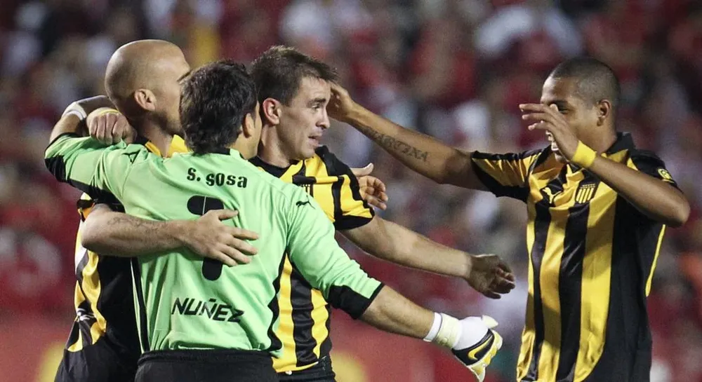 El festejo de primer gol, desde la otra área