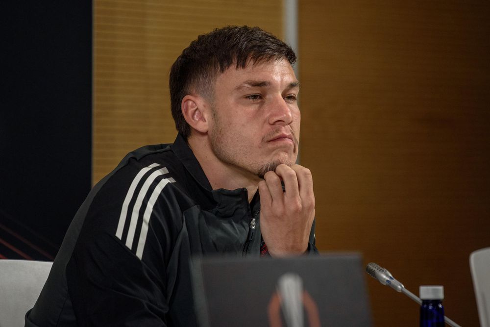Manuel Ugarte en la rueda de prensa previa al partido de Liga Europa del jueves ante el Athletic de Bilbao Manuel Ugarte en la rueda de prensa previa al partido de Liga Europa del jueves ante el Athletic de Bilbao