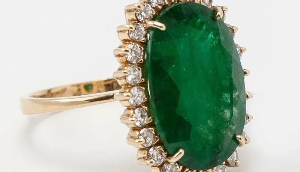 Anillo de 18 quilates con esmeralda, oval y brillantes
