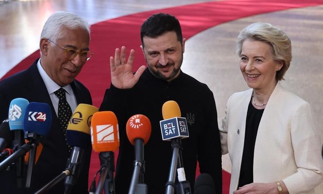 Antonio Costa, Volodomir Zelenski y Ursula Von der Leyen en la cumbre de la UE. EFE