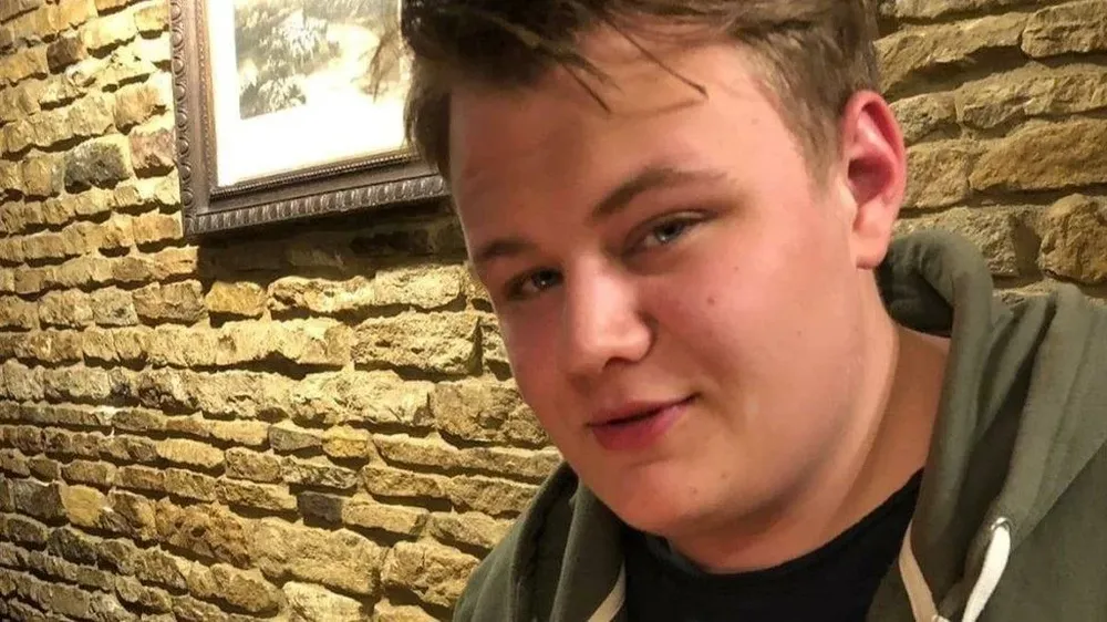 Harry Dunn murió en un hospital tras ser golpeado en su motocicleta por un auto que transitaba por el lado equivocado de la carretera, según la policía.