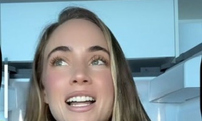 La joven española que vive en Estados Unidos y se mostró sorprendida por los precios en el supermercado. (Redes Sociales: @noemihopperr)