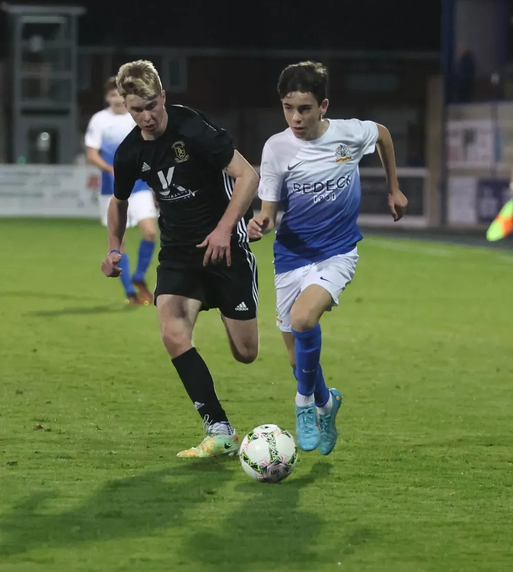 Christopher Atherton, de 13 años, se convirtió en el futbolista que juega en categoría absoluta más joven de la historia en el Reino Unido,