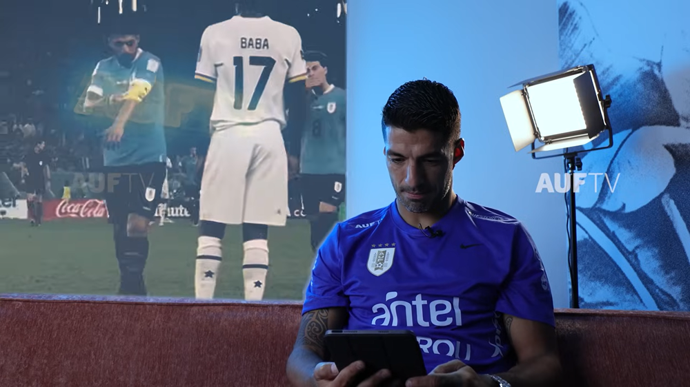 Luis Suárez mirando el video que le hizo la AUF