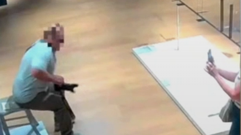 El momento en que la pareja causa el destrozo al museo italiano. Ocurrió en abril de este año.