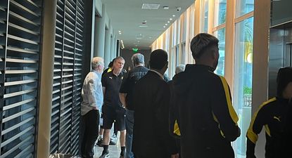 Diego Aguirre conversa con algunos directivos de Peñarol en la previa del partido