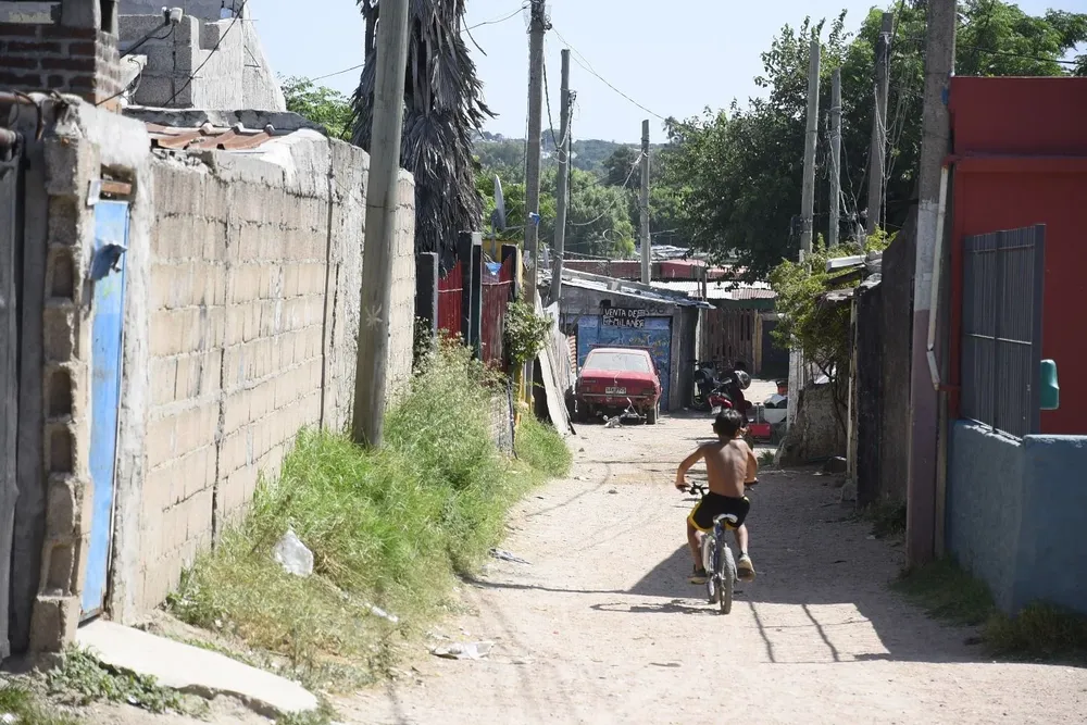 La población bajo la línea de pobreza está más baja que en 2020 pero por encima del nivel prepandemia